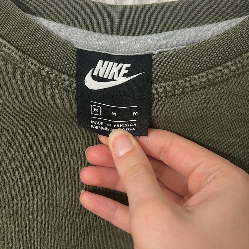 Nike Swoosh Embroidered Sweatshirt Size M Green Pullover Long Sleeves Crewneck - Picture 3 of 8